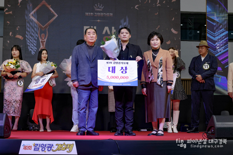 김영광 작곡가가 대상을 수상한 박건우 씨와 함께 기년촬영을 하고 있다. ⓒ영광문화예술진흥회