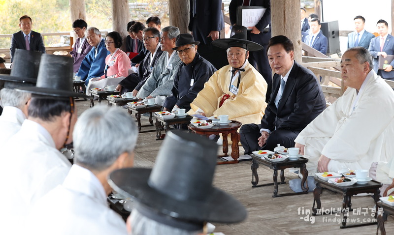 윤석열 대통령이 27일 오후 경북 안동 병산서원 누각 만대루에서 유림간담회를 주재하고 있다ⓒ연합