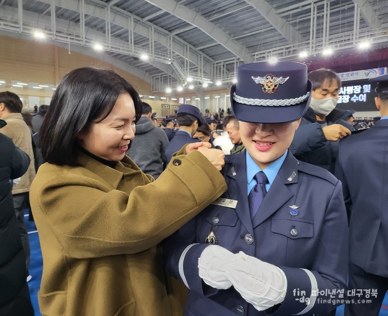 박고은 하사 어머니가 임관한 딸에게 계급장을 달아주며 격려하고 있다.