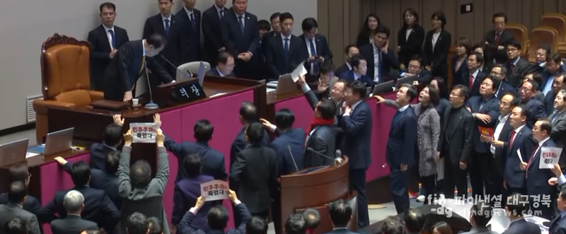 2019년 12월 27일 포항지진특별법 국회 표결당시 선거법 통과에 항의하며 의장석을 둘러싼 자유한국당 의원들 ⓒ유투브 영상 인용