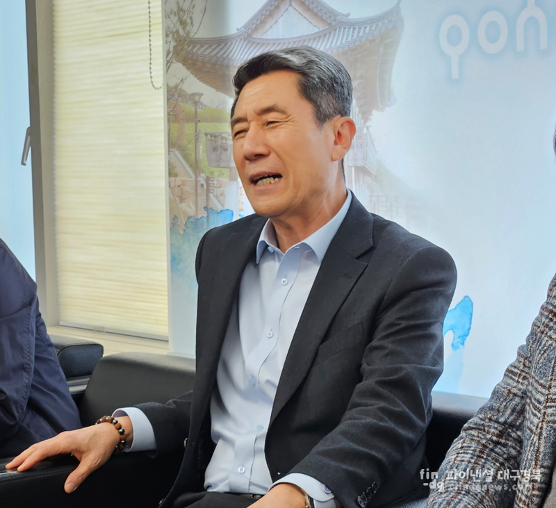 이강덕 포항시장이 21일 기자간담회에서 지역 의료 현실에 대해 안타까워 하고 있다 ⓒ신영숙 기자