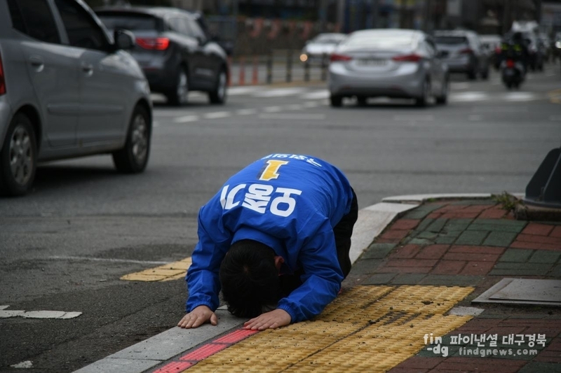 더불어민주당 포항북구 오중기 후보가 절박한 심정을 담아 큰절을 올리고 있다. ⓒ선거사무소