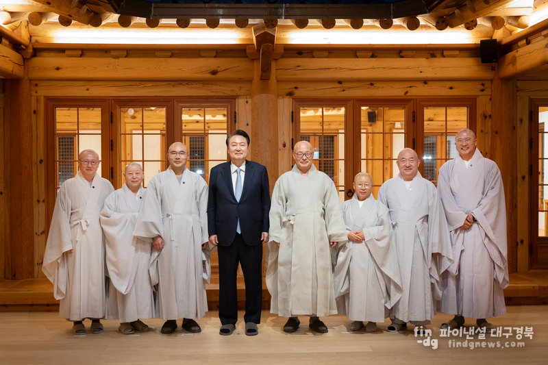 윤석열 대통령이 7일 오후 서울 은평구 진관사를 방문해 한문화체험관에서 조계종 총무원장 진우스님을 비롯한 주요 인사들과 사찰음식으로 만찬을 갖고 있다. 사진=대통령실 제공