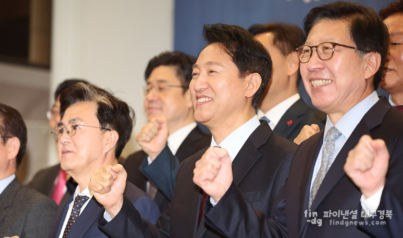22일 오전 서울 중구 프레스센터에서 열린 제58차 대한민국시도지사협의회 임시총회에서 시도지사들이 기념 촬영을 하고 있다. ⓒ연합뉴스 인용
