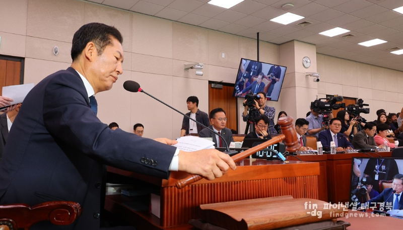 정청래 법사위원장이 의사봉을 두드리고 있다 ⓒ연합