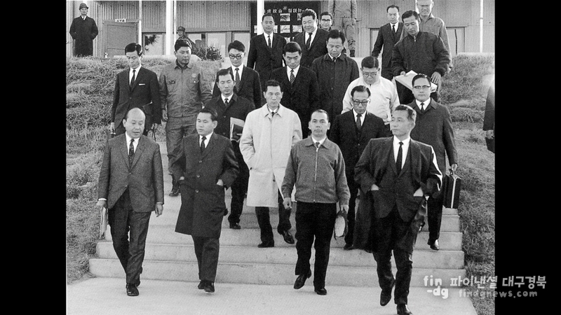 1968년 포항제철소를 현장 방문한 박정희 대통령과 함께 공사 현장을 안내하는 박태준 ⓒ포항시개발자문위원회 연합회