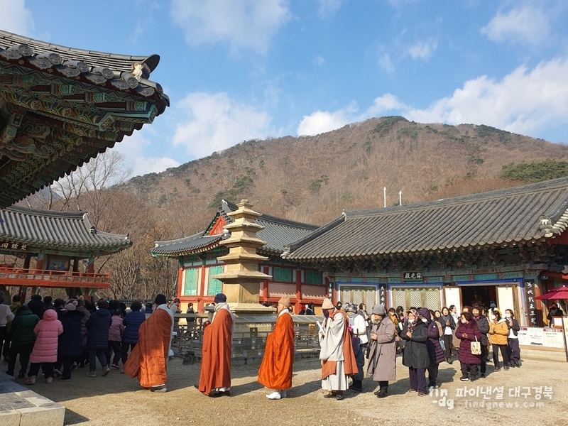 21일 동지를 맞아 보경사 탄원 주지 스님을 비롯한 신도와 시민들이 탑돌이 행사를 진행하고 있다. ⓒ신영숙 기자