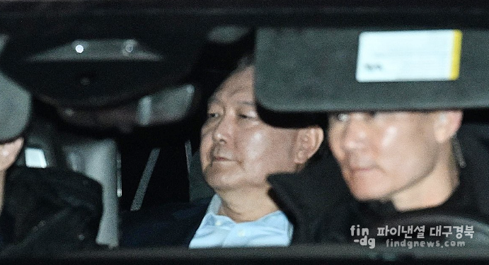 내란 우두머리 혐의로 고위공직자범죄수사처에 체포된 윤석열 대통령이 15일 오후 경기 과천시 공수처에서 조사를 마치고 서울구치소로 이동하고 있다. ⓒ연합