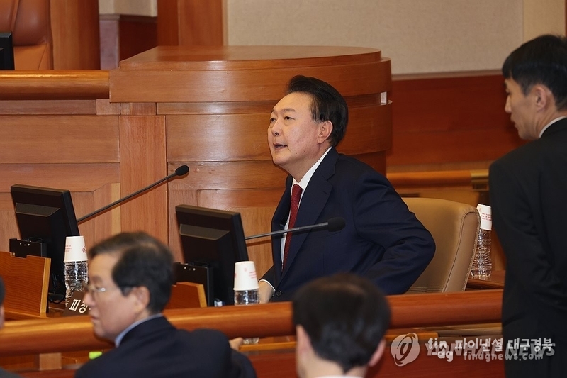 윤석열 대통령이 21일 오후 서울 종로구 헌법재판소에서 열리는 탄핵심판 3차 변론에 출석하고 있다. ⓒ연합