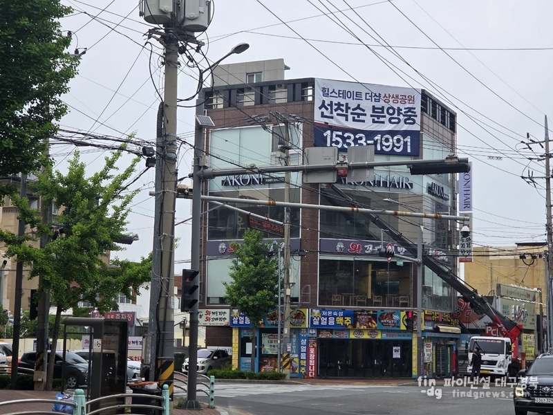 쌍용사거리 주요 건물에 게시된 건물외벽 불법현수막 ⓒ독자제공
