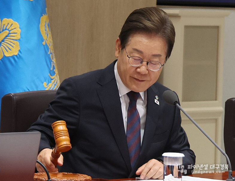 이재명 대통령이 10일 서울 용산 대통령실에서 국무회의를 주재하며 의사봉을 두드리고 있다./연합