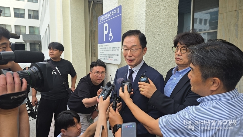 임종식 교육감이 재판소회를 밝히고 있다/경북기자회