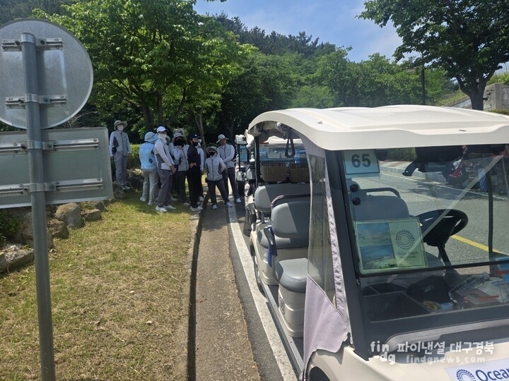 오션비치 비노조캐디들이 노조의 집회를 항의하기 위해 모여들고 있다/경북기자회