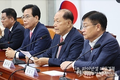 국민의힘 황우여 선거관리위원회 위원장(왼쪽 세번째)이 14일 국회에서 열린 당 대표 및 최고위원 선출 선거관리위원회 위촉장 수여식에서 발언하고 있다/연합