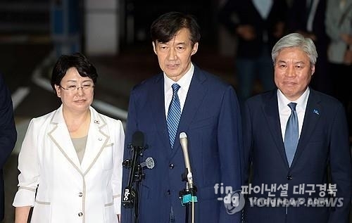 조국혁신당 조국 전 대표가 15일 서울 구로구 남부교도소에서 광복절 특별사면·복권 조치로 출소하며 대국민 인사를 하고 있다./연합