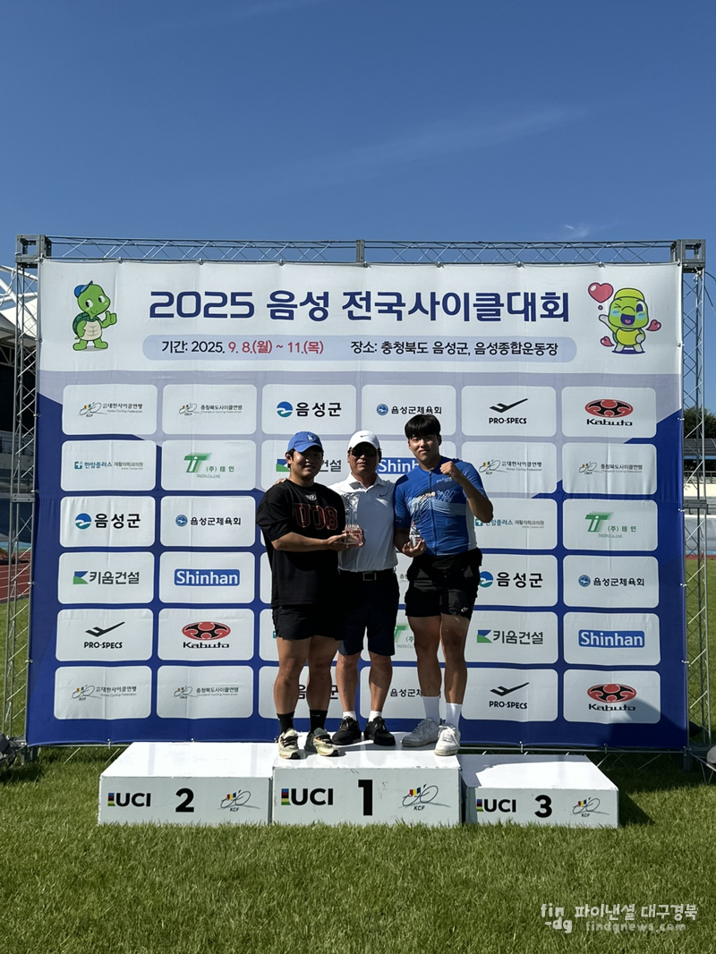 왼쪽부터 : 한오성(남일부 기록경기 2위, 단체스프린트 1위), 박염식 감독, 김준호남일부 독주경기 1위,단체스프린트 1위) ⓒ포항시체육회