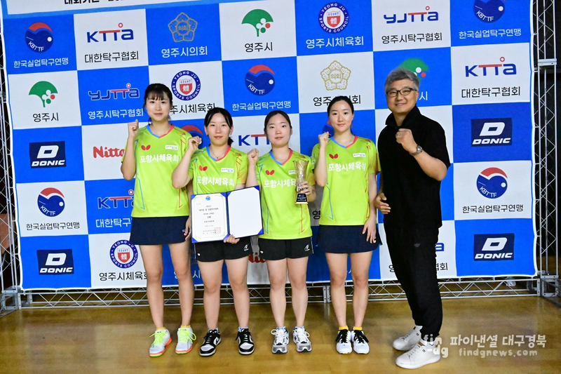 왼쪽부터 : 이수연(개인복식3위,단체3위),윤아린(개인단식3위,단체3위),전여진(단체3위),옹채연(개인복식3위,단체3위),이상한 감독 ⓒ포항시체육화