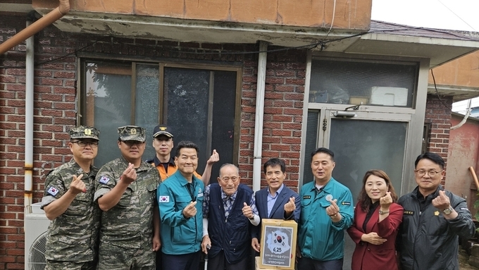 포항남구 오천읍, 6·25 75주년 맞아 참전용사 위문…“호국도시 포항의 정신 기린다”