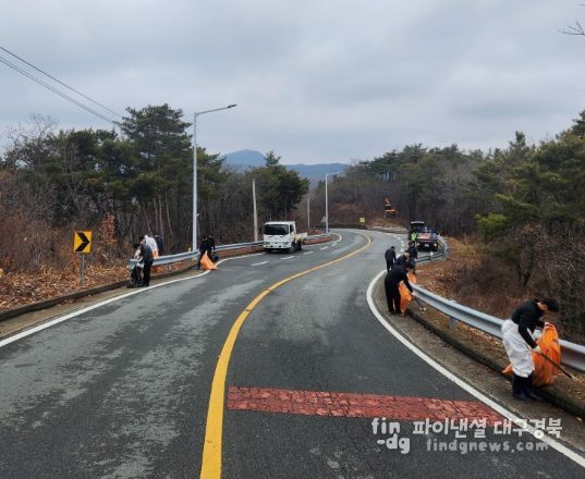 경주하늘마루 직원들이 6일 진입도로 환경정비를 실시