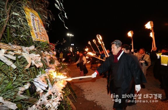 달집태우기 행사에 참여한 이강덕 포항시장.