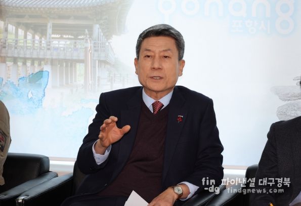 이강덕 포항시장이 9일 시청 브리핑룸을 찾아 연말연시 ‘지역 민생 안정 특별대책’을 설명하고 있다.