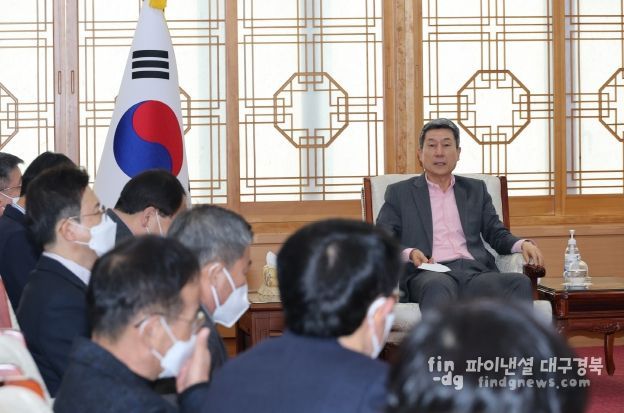 이강덕 포항시장이 31일 시청 대외협력실에서 간부회의를 갖고 지역 경기 획복에 행정력을 집중할 것을 주문했다.