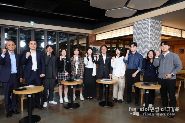 김민석 국무총리가 22일 대구 계명대학교 성서캠퍼스에서 열린 '미래대화 1·2·3 #청년일자리' 제4차 K-토론나라에서 청년들과 대화를 나누고 있다.