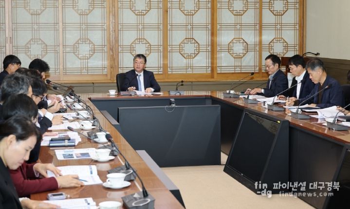 포항시가 제32차 아시아태평양경제협력체(APEC) 정상회의의 성공적 개최를 지원하기 위해 24일 ‘APEC 성공개최 추진상황 점검회의’를 개최했다.