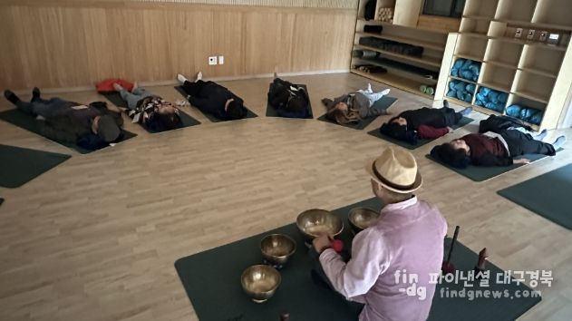 24일 치매환자와 보호자들이 산림치유 힐링 프로그램에 참여하고 있는 모습