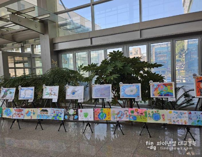 포항시는 지역 어린이집 원아들이 그린 ‘APEC-작은 손이 만드는 큰 내일’ 수상작을 이달 27일부터 11월 7일까지 포항시청 2층 로비에 전시하고 있다.