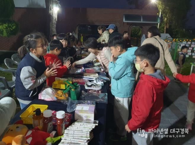 울진 다함께돌봄센터에서 사랑의 프리마켓 및 작품전시회를 개최했다.