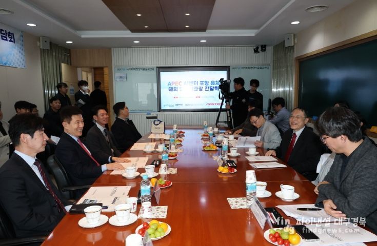 이강덕 포항시장은 17일 주요 연구기관 기관장들과 정책 간담회를 열어 아시아·태평양 AI 센터 유치방안을 논의했다.