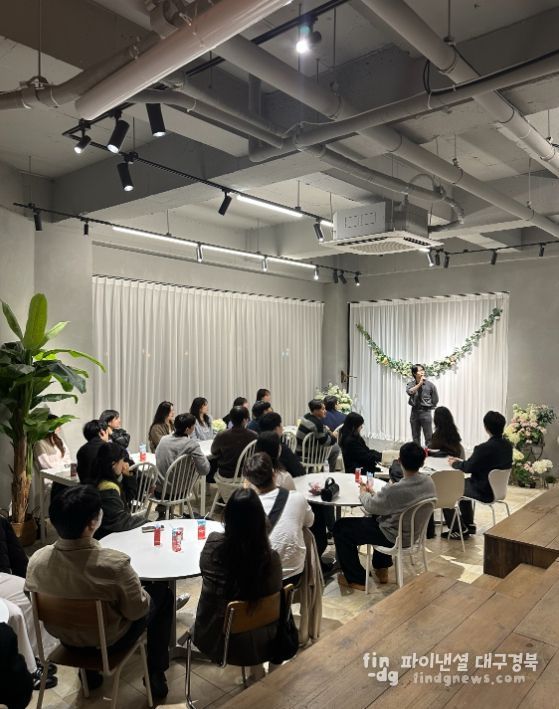 ‘설렘여행 in 경주’ 행사에 참가한 미혼 남녀들이 레크리에이션 프로그램을 통해 서로 소통하는 모습