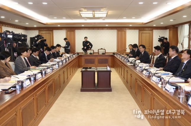 김민석 국무총리가 24일 세종대로 정부서울청사에서 열린 과학기술관계장관회의를 주재하고 있다.