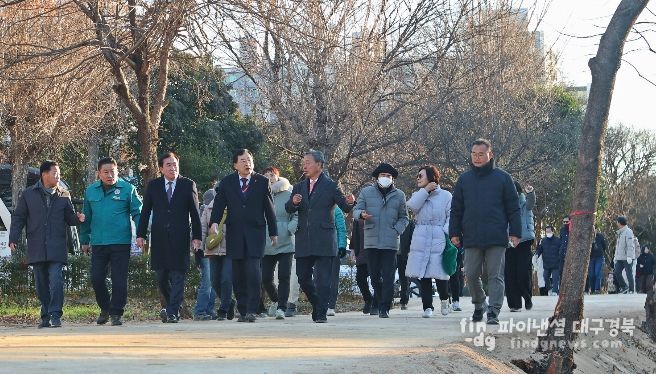 경주시 동해남부선 폐선부지 임시산책로를 걸으며 조성 현황을 살펴보고 있는 주낙영 시장과 지역 시의원, 통장, 주민들. 경주시는 지난 4일 임시개방 구간을 시민들에게 공개하고 현장 점검을 실시했다.