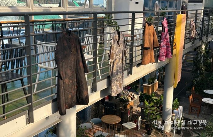 포항시천연염색연구회가 지난 5일부터 7일까지 사흘간 포항시 산림조합 2층 전시장에서 진행한 ‘겨울속에 물드는 천연염색, 눈꽃으로 물들다’ 전시회가 시민들의 큰 관심 속에 성공적으로 마무리됐다.