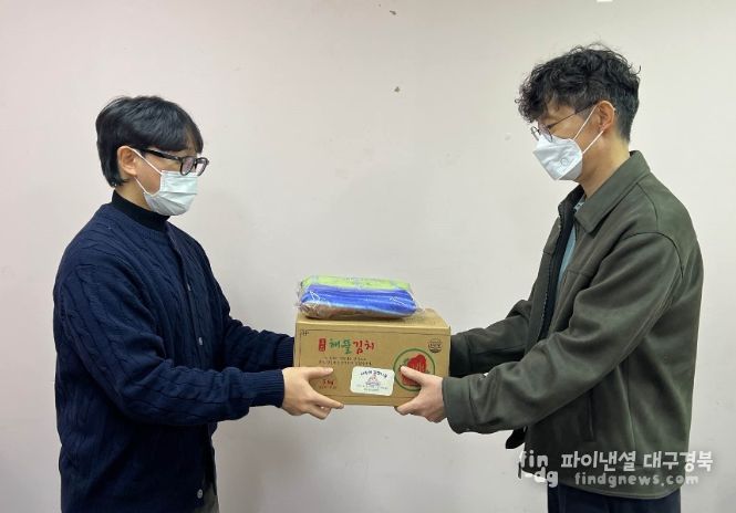 경주시정신건강복지센터가 '따뜻한 겨울나기' 지원사업의 일환으로 등록 회원 가정에 김장김치와 방한용품을 전달하고 있다