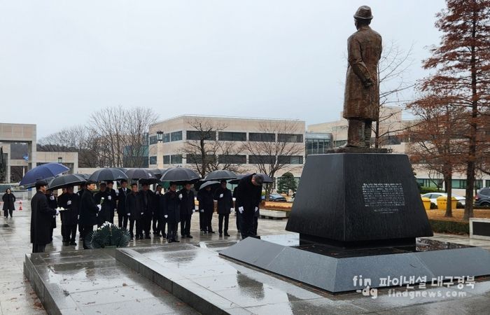 포항시는 지난 12일 故 청암 박태준 포스코 명예회장 서거 14주기를 맞아 포스텍 노벨동산에 있는 청암 박태준 동상을 찾아 헌화하고 참배했다.