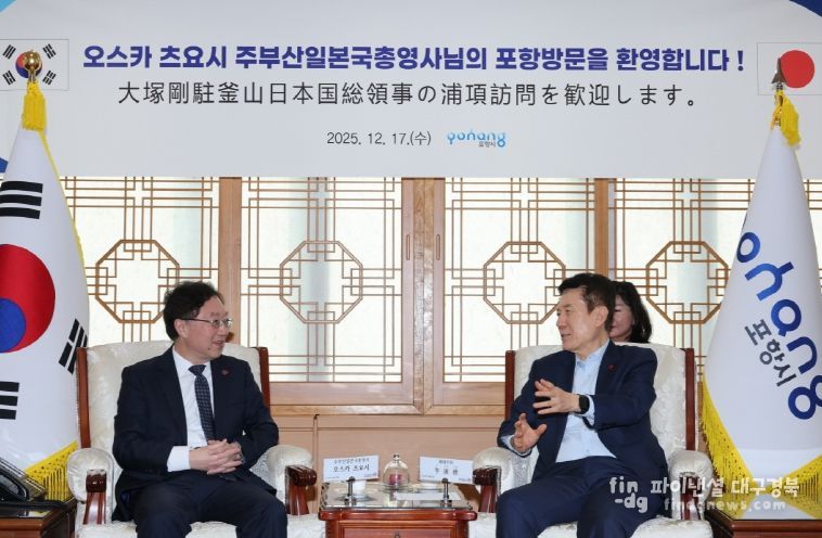 7일 주부산일본국총영사관 오스카 츠요시 총영사가 지난해 2월에 이어 포항시청을 다시 방문해 이강덕 포항시장을 예방하고 상호 교류 활성화 방안을 논의했다.