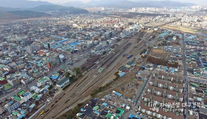 도시재생 후보지로 선정된 옛 경주역 부지 전경. 철도 이전 이후 장기간 활용되지 못했던 폐역 부지가 국가 주도 도시재생 시범지구로 탈바꿈할 수 있을지 주목된다.