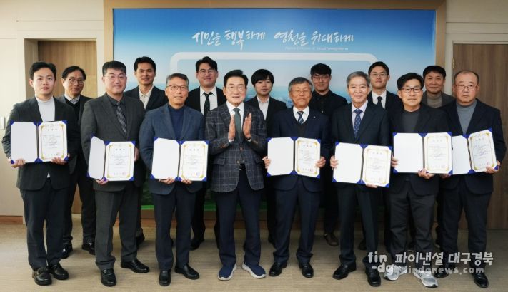 영천시는 29일 시장실에서 관내 개업수의사 14명에게 2026년 공수의 위촉장을 수여했다.