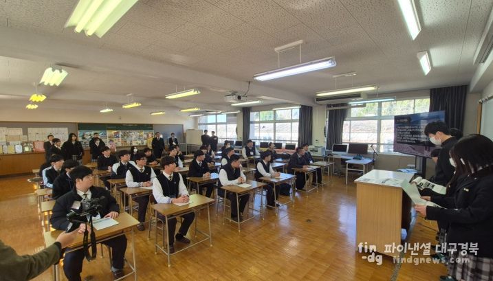 신라공업고등학교 국제교류단이 일본 방문 기간 오이타현 우사시 우사산업과학고등학교에서 현지 학생들과 함께 전공 연계 수업 및 교류 프로그램에 참여하고 있다.