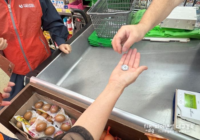 경증치매 어르신들이 치매안심마트에서 장보기 체험활동에 참여하고 있다.