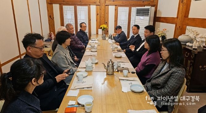 포항시는 3일 장애인복지시설 운영과 관련한 주요 현안을 공유하고 정책 개선 방향을 논의하기 위해 포항시장애인복지시설연합회와 간담회를 개최했다.