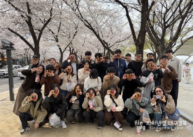 청년들이 ‘지역문화 체험 활동’에 참가해 수성못에서 벚꽃을 감상하고 필름 카메라로 풍경을 찍은 뒤 기념 촬영을 하고 있다.
