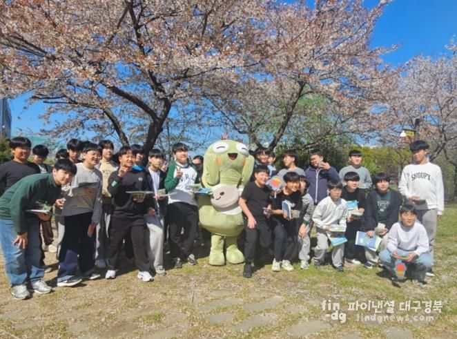 참가자들이 뚜비와 기념 촬영을 하고 있다.